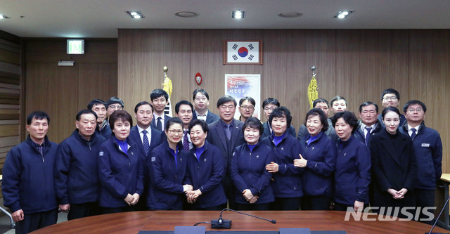 【세종=뉴시스】 한국교육학술정보원(KERIS)은 17일 시설·경비·미화분야 등 용역근로자 31명을 정규직으로 전환하고 채용 입사식을 개최했다. 2019.01.17 (사진=KERIS 제공)