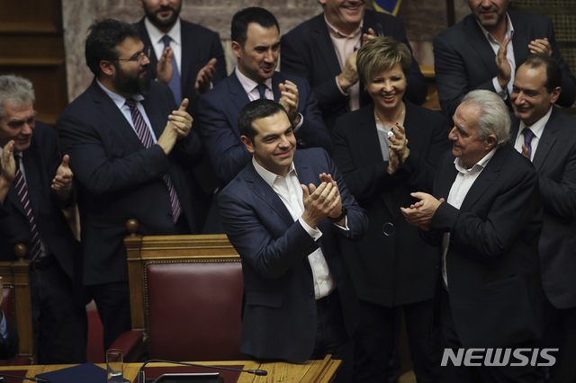【아테네(그리스)=AP/뉴시스】 알렉시스 치프라스(가운데) 그리스 총리가 16일 그리스 아테네의 의회에서 실시된 불신임투표에서 승리한 후  여당 의원들과 함께 박수치고 있다. 2019.01.17