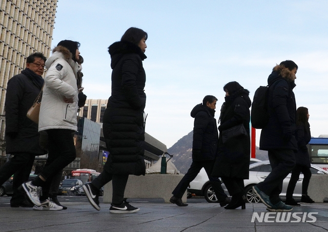 쌀쌀한 출근길 시민들이 옷을 여미고 발길을 재촉하고 있다. (사진 =뉴시스 DB) 