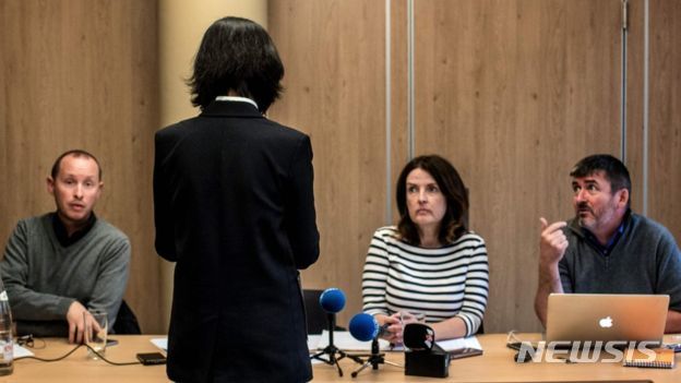 멍훙웨이 전 인터폴 총재 부인 그레이스 멍이 사진기자들에게 얼굴 대신 등을 보인 채 언론 인터뷰에 응하고 있다  <BBC 캡쳐>