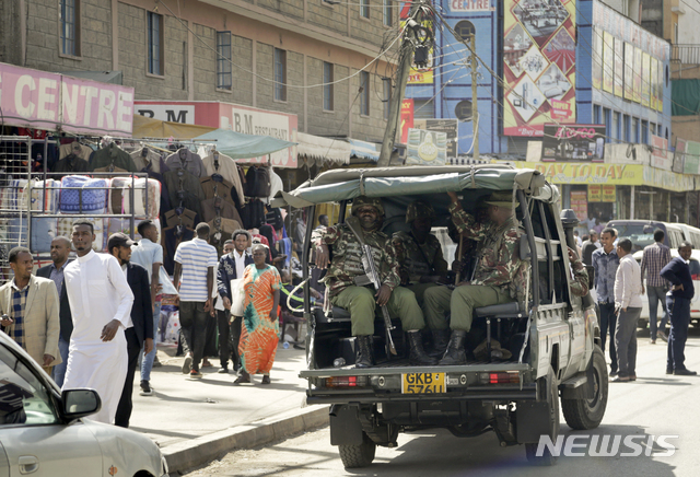 【나이로비( 케냐) = AP/뉴시스】 지난 15일 케냐의 수도 나이로비의 호텔과 빌딩가에서 일어난 폭탄 테러로 21명이 숨진 이후 18일 케냐 무장경찰이 도심 순찰을 돌고 있다.  테러를 자행한 알 샤바브 조직은 20일 다시 동부 가리사 지역에서 총격테러를 벌였다.    