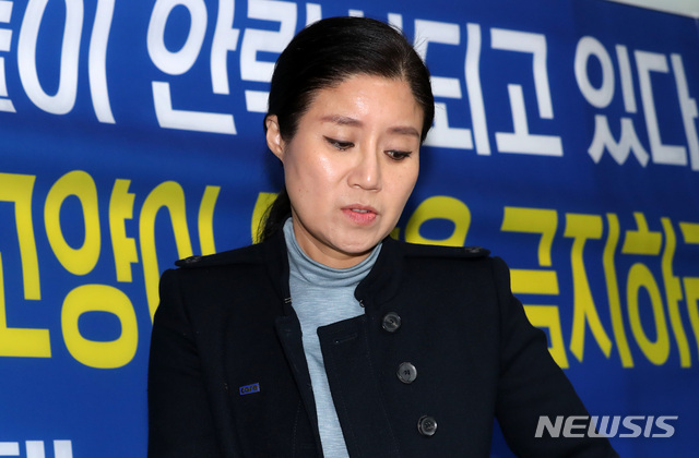 【서울=뉴시스】이영환 기자 = 구조동물 안락사 논란을 빚은 동물단체 케어의 박소연 대표가 19일 오전 서울 서초구의 한 빌딩에서 열린 기자회견에 참석 하고 있다. 2019.01.19.  20hwan@newsis.com