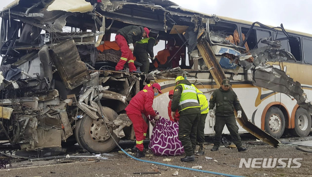 【라파스(볼리비아)=AP/뉴시스】볼리비아에서 19일(현지시간) 고속도로 버스 간 충돌로 최소 22명이 사망하고 37명 이상이 부상당하는 대형 사고가 발생했다. 2019.01.21