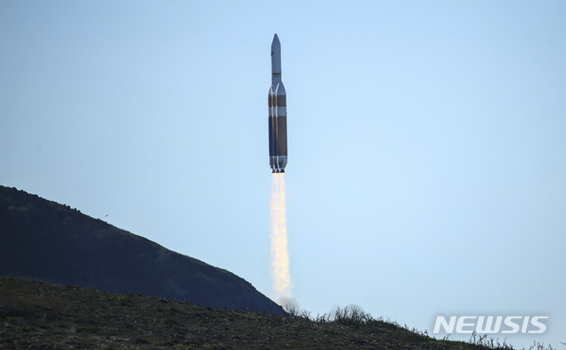 【반덴버그 공군기지( 미 캘리포니아주)= AP/뉴시스】 새로운 정찰용 인공위성을 맨 위에 탑재한 델타 4 로켓이 1월 19일 캘리포니아주 반덴버그 공군기지에서 발사되고 있다. 2019.01.20 