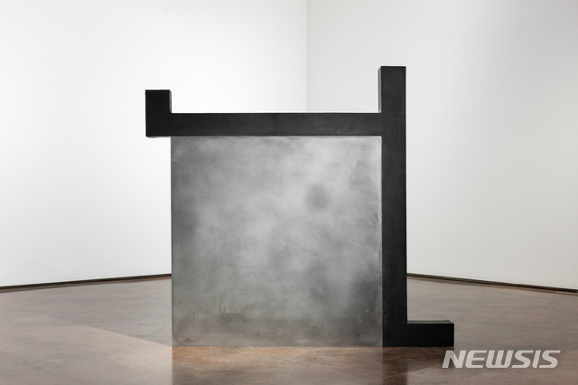 【서울=뉴시스】엄태정,대지의 침묵 A Silence of the Earth, 2004, aluminum, steel, 130x100x120cm