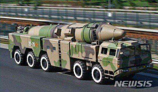중국 로켓군이 실전 배치에 들어간 최신형 다탄두 ICBM 둥펑-41(사진출처: 인터넷 캡처) 2019.01.21