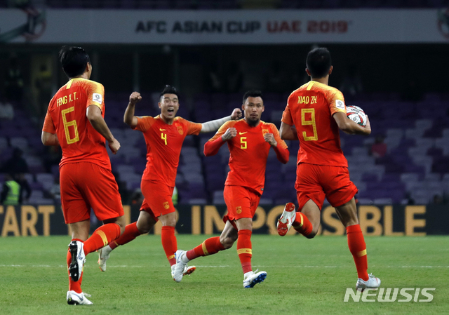 China&#039;s forward Xiao Zhi, right, celebrates with teammates after scoring his side&#039;s opening goal during the AFC Asian Cup round of 16 soccer match between Thailand and China at the Hazza Bin Zayed stadium in Al Ain, United Arab Emirates, Sunday, Jan. 20, 2019. (AP Photo/Hassan Ammar)