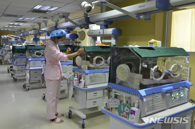 【베이징=AP/뉴시스】중국 안후이성 푸양의 한 병원에서 한 간호사가 신생아를 돌보는 모습. 2019.01.21.