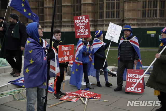【런던=AP/뉴시스】21일(현지시간) 영국 런던의 의사당 앞에서 브렉시트에 반대하는 시위대가 플래카드를 들고 시위하고 있다. 2019.01.22.