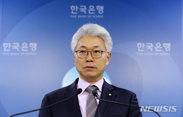 【서울=뉴시스】이영환 기자 = 박양수 한국은행 경제통계국장이 22일 오전 서울 중구 한국은행 기자실에서 2018년 4/4분기 및 연간 실질 국내총생산 브리핑을 하고 있다. 한국은행이 22일 발표한 '2018년 4분기 및 연간 국내총생산(GDP)'에 따르면 우리나라의 연간 실질 GDP는 2.7% 성장했다. 이는 지난 2012년(2.3%) 이후 6년 만에 가장 낮은 수준으로 한국은행이 제시한 전망치와도 같다. 2019.01.22. 20hwan@newsis.com