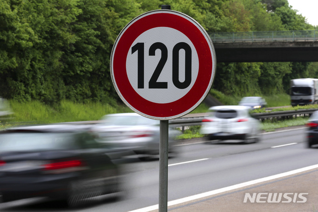 【트로이스도르프(독일)=AP/뉴시스】독일 트로이스도르프를 지나는 A59 고속도로(아우토반)에 지난 2013년 5월15일 최고 속도를 시속 120㎞로 제한하는 표지판이 보이고 있다. 독일은 지형 등에 따라 고속도로에 부분적으로 최고 속도를 제한하기는 하지만 일반적으로 고속도로에서는 최고 속도를 제한하지 않고 있다. 최근 대기오염 감축을 위해 고속도로도 최고 속도를 시속 130㎞로 제한하자는 제안이 나오면서 독일 사회가 찬반 논란으로 뜨겁다. 2019.1.23