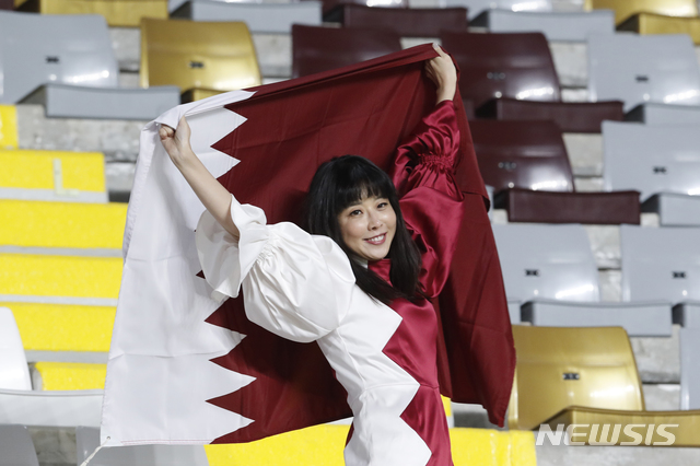 【아부다비=AP/뉴시스】 카타르 대표팀을 응원하는 이매리. 지난 22일 아랍에미리트 아부두바이의 알나얀 스타디움에서 열린 AFC 아시안컵 16강전 카타르 대 이라크의 경기 관중석에서 카타르기 옷을 입고 카타르 국기를 흔들었다. 