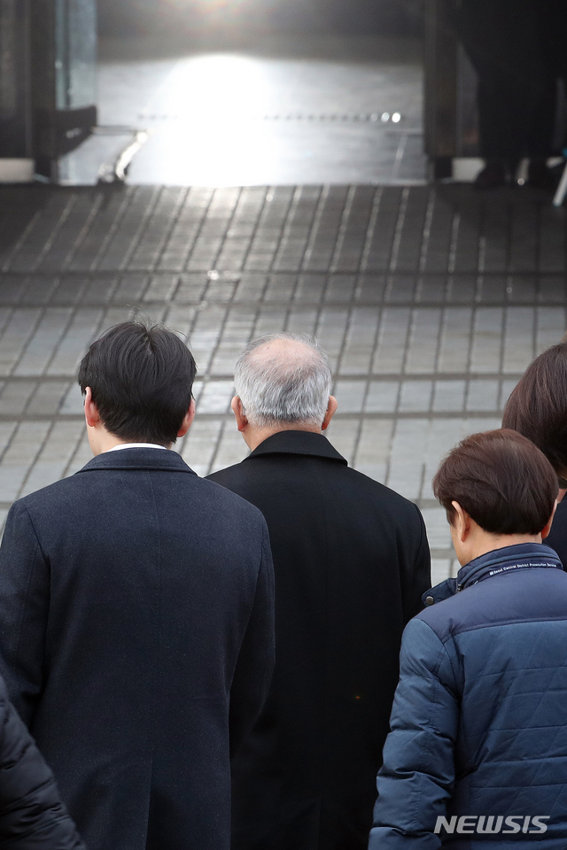 【서울=뉴시스】김병문 수습기자 = 사법행정권 남용 의혹으로 구속영장이 청구된 양승태 전 대법원장이 23일 오전 서울 서초구 서울중앙지방법원에 영장실질심사를 받기 위해 출석하고 있다. 2019.01.23.  dadazon@newsis.com