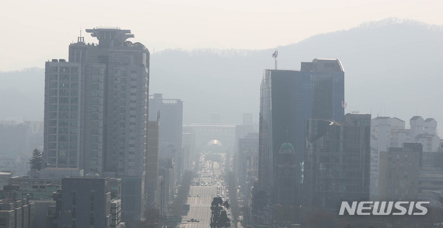 【서울=뉴시스】추상철 기자 = 미세먼지가 나쁨 단계를 보인 23일 오전 서울 서초구 누에다리에서 바라본 도심이 미세먼지로 뒤덮여 뿌옇게 보이고 있다. 2019.01.23. scchoo@newsis.com