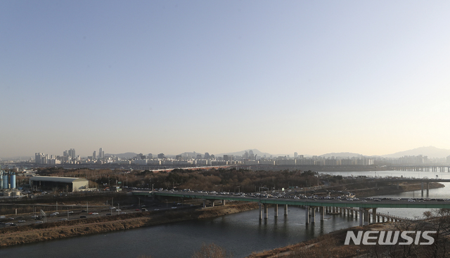 【서울=뉴시스】 최진석 기자 = 서울을 비롯한 수도권 지역에 미세먼지 농도가 보통을 보이고 있는 23일 오후 서울 응봉산에서 바라본 도심이 비교적 맑게 보이고 있다.  2019.01.23.myjs@newsis.com