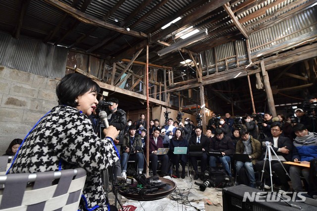 【목포=뉴시스】신대희 기자 = 전남 목포 근대역사문화공간 내 부동산 투기 의혹을 받는 무소속 손혜원 의원이 23일 오후 목포시 대의동 박물관 건립 예정지에서 '의혹 해명 기자 간담회'를 하고 있다. 2019.01.23 sdhdream@newsis.com