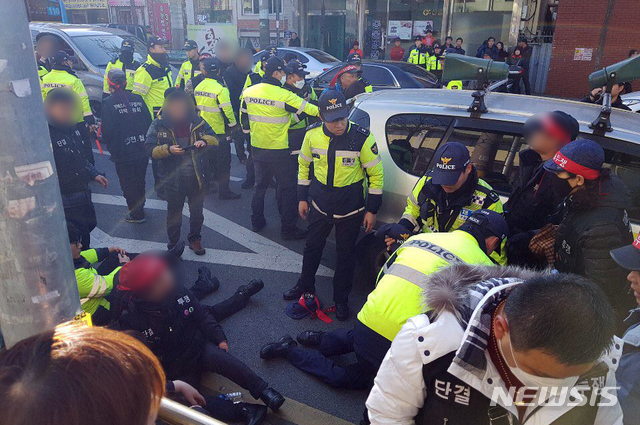 【부산=뉴시스】 하경민 기자 = 24일 오후 3시45분께 부산 사상구 덕포동의 한 도로에서 열린 재개발 반대 집회에 참가한 카렌스 승용차가 거리행진 대열을 따라가던 중 행렬 후미에 있던 참가자 등을 치어 경찰관 21명과 집회 참가자 3명 등 총 24명이 다쳤다. 2019.01.24. (사진=부산경찰청 제공)yulnetphoto@newsis.com