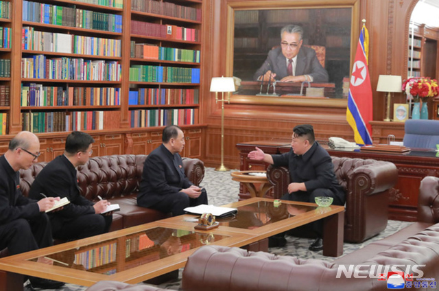 【서울=뉴시스】김정은 북한 국무위원장이 노동당 중앙위원회 청사에서 북미고위급회담대표단으로 미국에 다녀온 김영철 부위원장으로부터 워싱턴 방문 결과에 대해 보고를 받았다고 북한 매체가 24일 보도했다. 2019.01.24. (출처=조선중앙통신 홈피) photo@newsis.com