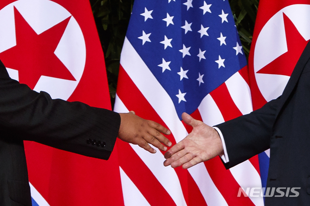 【평양=AP/뉴시스】지난해 6월12일 김정은(왼쪽) 국무위원장과 트럼프 미국 대통령이 싱가포르에서 만나 악수하는 모습. 2019.01.24.