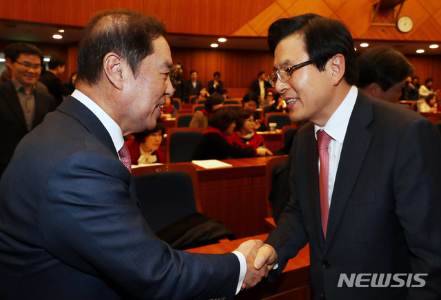 【서울=뉴시스】고승민 기자 =김병준 자유한국당 비상대책위원장과 한국당 당권 도전에 나선 황교안 전 국무총리가 24일 오후 서울 여의도 국회 헌정기념관에서 열린 '전국 지방의원 여성협의회 정기총회 및 발대식'에서 악수를 나누고 있다. 2019.01.24. photo@newsis.com