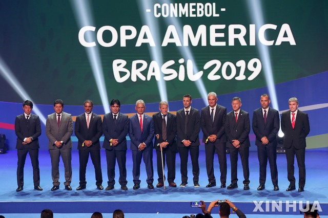 【리우데자니에루= 신화/뉴시스】2019 코파 아메리카 참가팀 대표들이 올 1월 24일 총회에서 기념사진을 찍고 있다. 브라질은 이 대회의 보안을 위해 수많은 감시 카메라와 얼굴 인식 시스템을 도입했다.    