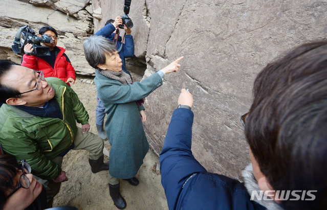 【울산=뉴시스】배병수 기자 = 정재숙 문화재청장과 송철호 울산시장이 25일 오후 울산시 울주군 언양읍 대곡리 ‘반구대 암각화’를 현장 방문하여 관계자로부터 현황설명을 듣고 근접 관람을 했다. 2019.01.25. bbs@newsis.com.