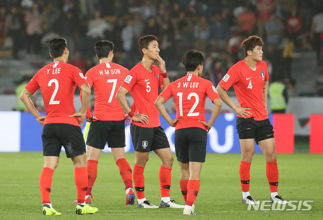 【아부다비(아랍에미리트)=뉴시스】김진아 기자 = 25일 오후(현지시간) 아랍에미리트 아부다비 자예드 스포츠 시티 스타디움에서 열린 AFC 아시안컵 8강전 한국과 카타르의 경기, 한국이 1:0으로 카타르에 패하자 선수들이 아쉬워하며 심판에게 항의하고 있다. 2019.01.25. bluesoda@newsis.com