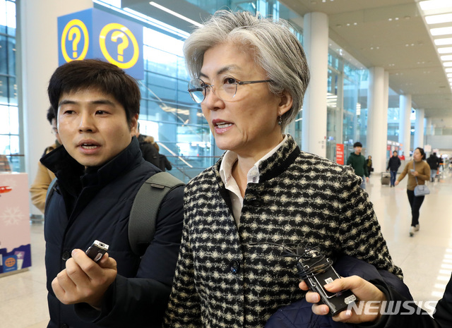 【인천공항=뉴시스】이윤청 수습기자 = 강경화 외교부 장관이 26일 오후 인천국제공항 제2여객터미널을 통해 귀국하며 취재진의 질문에 답하고 있다. 2019.01.26. radiohead@newsis.com