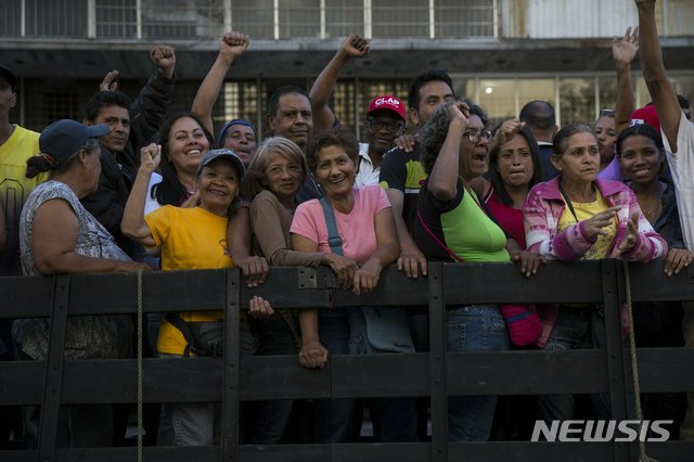 【카라카스(베네수엘라) = AP/뉴시스】 니콜라스 마두로 대통령을 지지하는 베네수엘라인들이 트럭을 타고 카라카스 시내에서 이동시위를 벌이고 있다.   