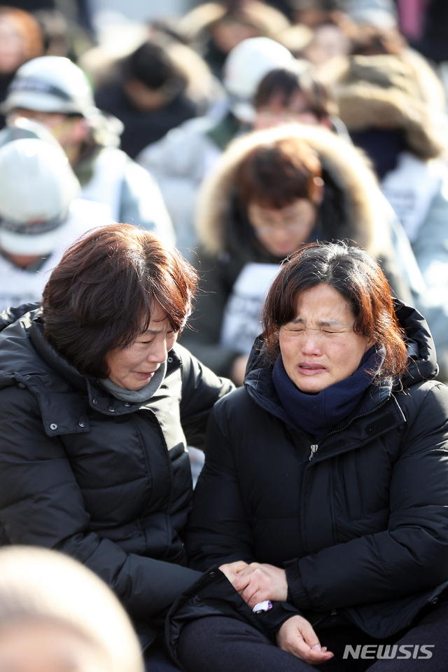 【서울=뉴시스】김병문 수습기자 = 고 김용균 어머니가 27일 오후 서울 종로구 광화문광장에서 49재를 맞아 열린 6차 범국민추모제에 참석해 눈물을 흘리고 있다. 2019.01.27. dadazon@newsis.com