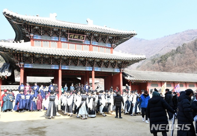 [문경=뉴시스] 김진호 기자 = 문경새재오픈세트에서 사극 '왕이 된 남자'를 촬영하고 있다. 2019.01.29. (사진=문경시 제공) photo@newsis.com