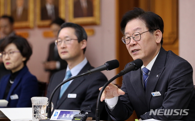 구제역 보고 받는 이재명 경기도지사.(사진=경기도 제공)