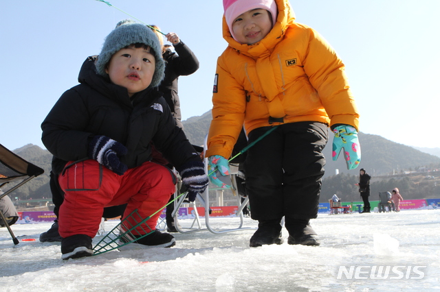 “대박경품 행운을 잡아라"…인제빙어축제 주말 '팡파르'