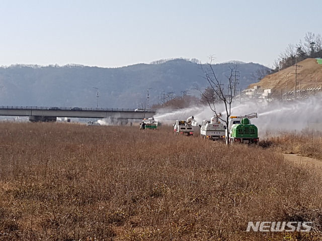 【안동=뉴시스】류상현 기자 = 지난달 28일 방역차량들이 안동시의 낙동강 둔치에서 소독 작업을 벌이고 있다. 2019.02.01 (사진=경북도 제공) photo@newsis.com 