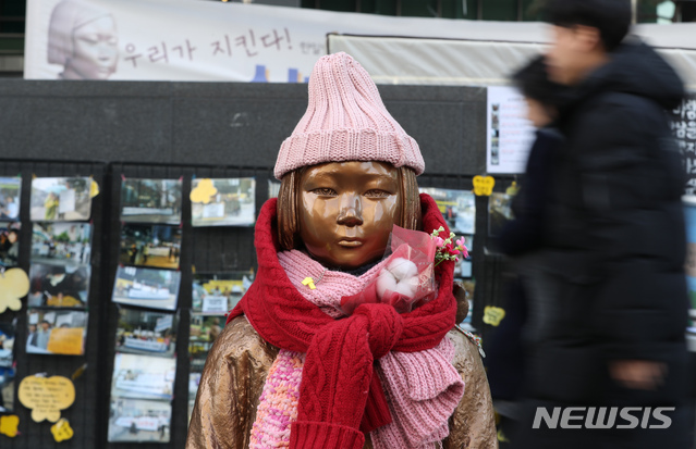 【서울=뉴시스】고승민 기자 = 일본군 위안부 피해자 고 김복동 할머니가 별세한지 이튿날인 29일 오전 서울 종로구 옛 일본대사관 앞 소녀상이 묵묵히 자리를 지키고 있다. 만15세 때 일본군을 따라 피해를 당한 뒤 1992년부터 본격적으로 그들의 만행을 전세계에 알려온 김 할머니는 위안부 피해 역사의 산 증인이었지만 결국 일본으로부터 정식 사과는 받지 못한 채 눈을 감았다. 2019.01.29. kkssmm99@newsis.com