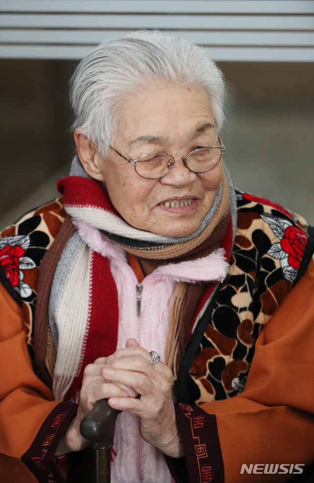 [서울=뉴시스] 김옥순 할머니가 2019년 1월 30일 오후 서초구 서울고등법원에서 열린 후지코시 근로정신대 2차 손해배상 청구소송 항소심 선고에서 승소한 후 취재진의 질문에 답변하고 있다. (사진=뉴시스 DB) 2022.10.18. photo@newsis.com