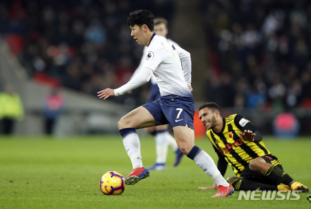 Tottenham&#039;s Son Heung-Min goes for the ball during the English Premier League soccer match between Tottenham Hotspur and Watford at Wembley Stadium in London, Wednesday, Jan. 30, 2019.(AP Photo/Frank Augstein)