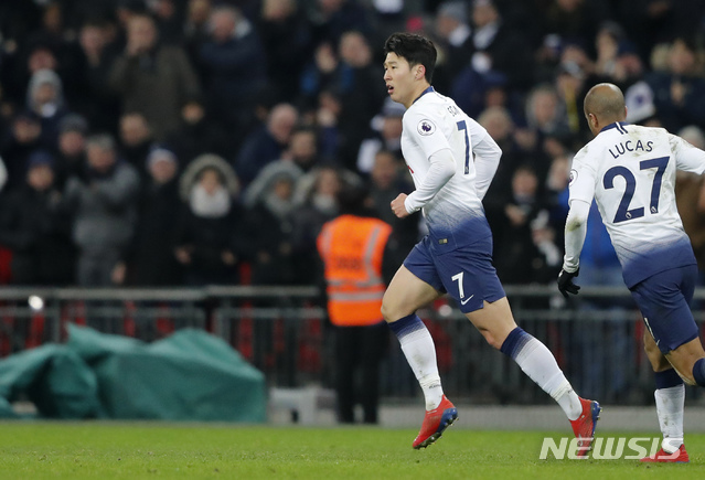 Tottenham&#039;s Son Heung-Min, left, celebrates after scoring his side&#039;s opening goal during the English Premier League soccer match between Tottenham Hotspur and Watford at Wembley Stadium in London, Wednesday, Jan. 30, 2019.(AP Photo/Frank Augstein)