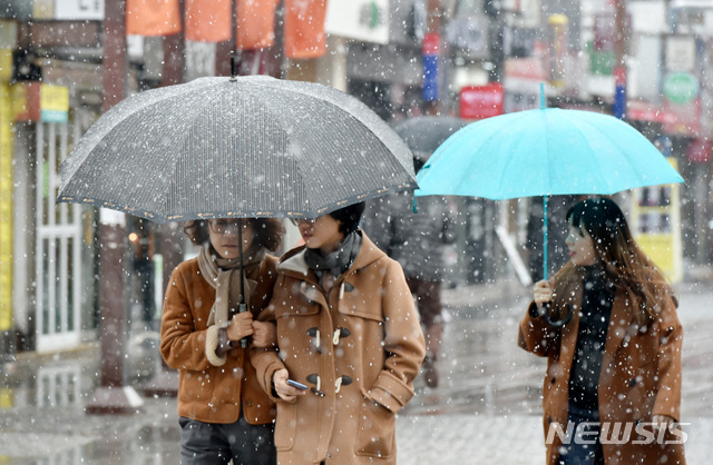 【대구=뉴시스】우종록 기자 = 비와 눈이 섞여 내리고 있는 31일 오후 대구 중구 약전골목 거리에서 시민들이 우산을 쓰고 발걸음을 재촉하고 있다. 2019.01.31. wjr@newsis.com