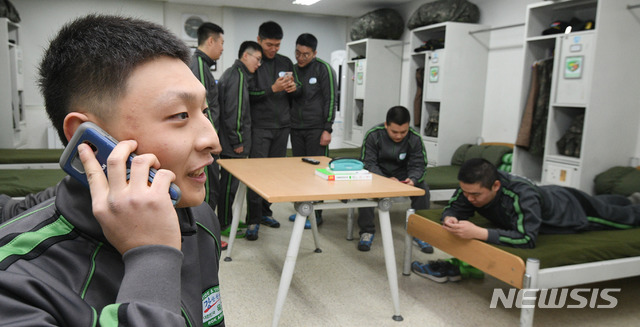 【서울=뉴시스】 국방부는 4월1일부터 일과 후 병사들의 휴대전화 사용을 전면 허용한다. (뉴시스DB)