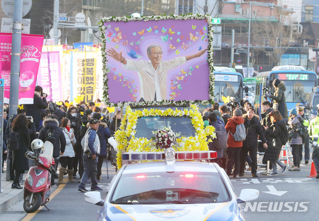 【서울=뉴시스】배훈식 기자 = 故 김복동 할머니 발인식이 엄수된 지난 1일 오전 서울 중구 세종대로에서 김 할머니 운구 행렬이 일본 대사관을 향하고 있다. 2019.02.01. dahora83@newsis.com