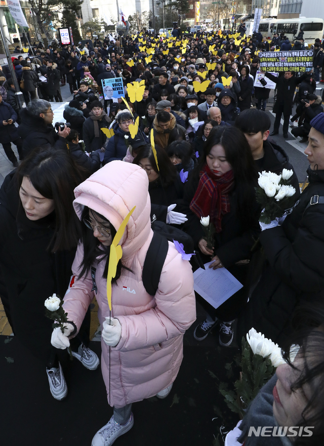 【서울=뉴시스】최진석 기자 = 1일 서울 종로구 옛 일본대사관 앞에서 진행된 여성인권운동가 고 김복동 시민장 영결식에서 시민들이 헌화를 위해 줄지어 기다리고 있다. 2019.02.01. myjs@newsis.com