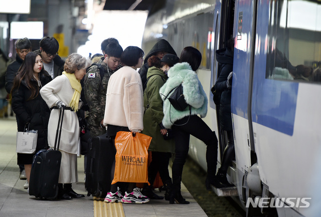 【서울=뉴시스】열차에 탑승하는 시민들. 2019.04.29.(사진=뉴시스 DB)