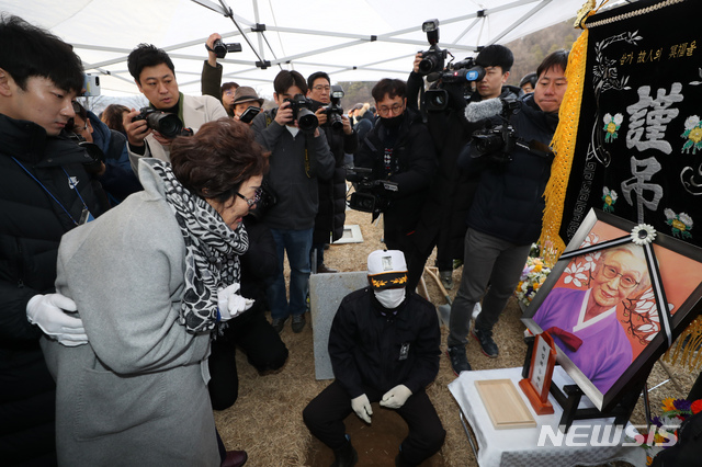 【천안=뉴시스】조성봉 기자 = 1일 오후 충남 천안 망향의 동산에서 엄수된 일본군 성노예 피해자 고 김복동 할머니의 안장식에서 이용수(왼쪽) 할머니가 고인에게 마지막 인사를 하고 있다. 2019.02.01. suncho21@newsis.com