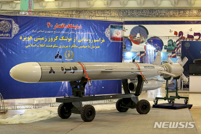 【테헤란=AP/뉴시스】 이란은 2일(현지시간) 사거리 1350㎞ 수준의 신형 크루즈 미사일 발사 시험에 성공했다고 밝혔다. 사진은 이란 국방부가 홈페이지에 공개한 신형 미사일의 모습. 2019.2.3