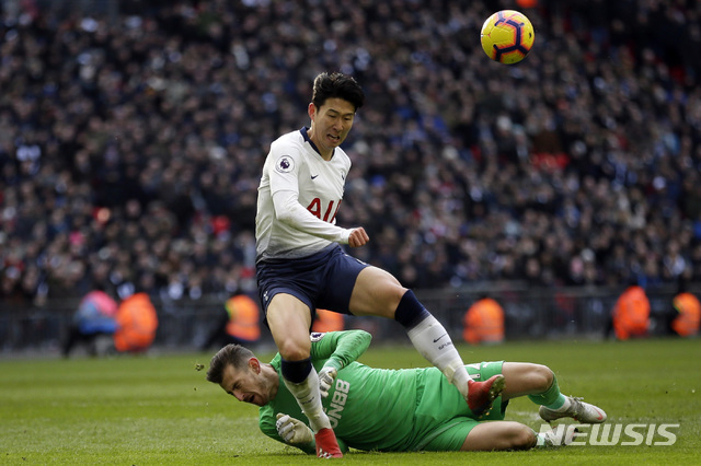 Newcastle goalkeeper Martin Dubravka, background and Tottenham&#039;s Son Heung-min vie for the ball during the English Premier League soccer match between Tottenham Hotspur and Newcastle at Wembley Stadium in London, Saturday, Feb. 2, 2019. (AP Photo/Tim Ireland)