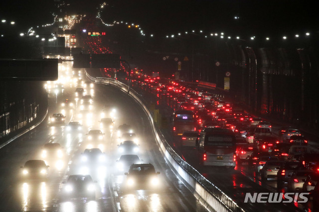 부산→서울 5시간40분…서울방향 정체는 새벽까지