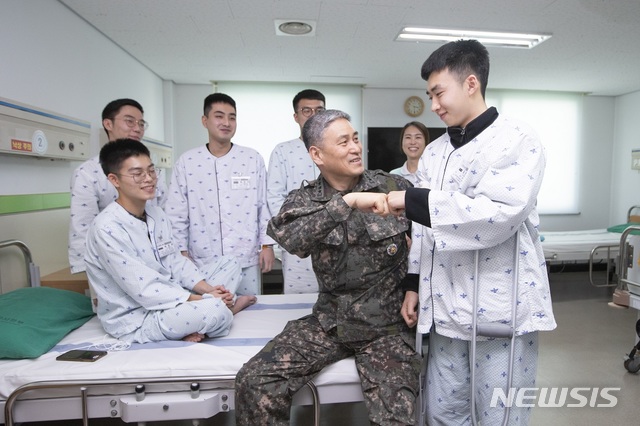 【서울=뉴시스】김용우 육군참모총장이 4일 국군대전병원에서 입원 중인 부상 장병을 찾아 주먹인사(Fist?bump)를 하며 격려하고 있다. 2019.2.4. (사진=대한민국 육군 제공) photo@newsis.com