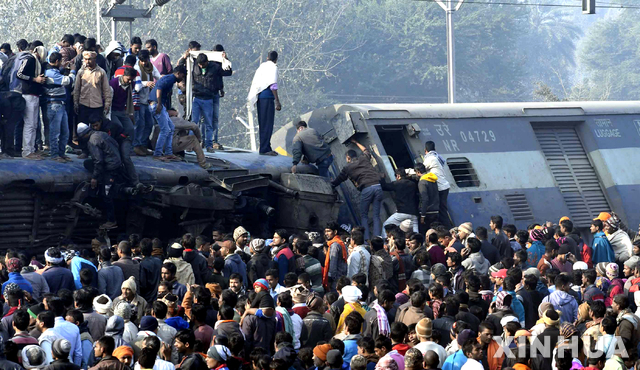 【바이샬리=신화/뉴시스】지난 3일(현지시간) 인도 비하르주 바이샬리에서 열차가 탈선하는 사고가 발생했다. 2019.02.04.