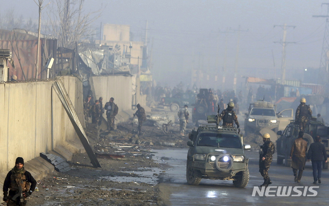 【AP/뉴시스】차미례 기자 = 올 1월 15일 카불 시내에서 텔레반 테러현장을 순찰하는 아프가니스탄 보안군.  잘마이 칼릴자드 미국 아프간 특사는 8일부터 아프간전쟁 관련국 6개 나라를 방문해 미군 조기 철수를 돕기 위한 구체적인 협의를 시작한다.    